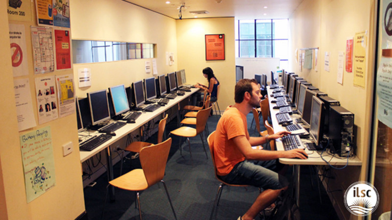 ILSC-Brisbane-Estudantes-na-Sala-de-Informatica