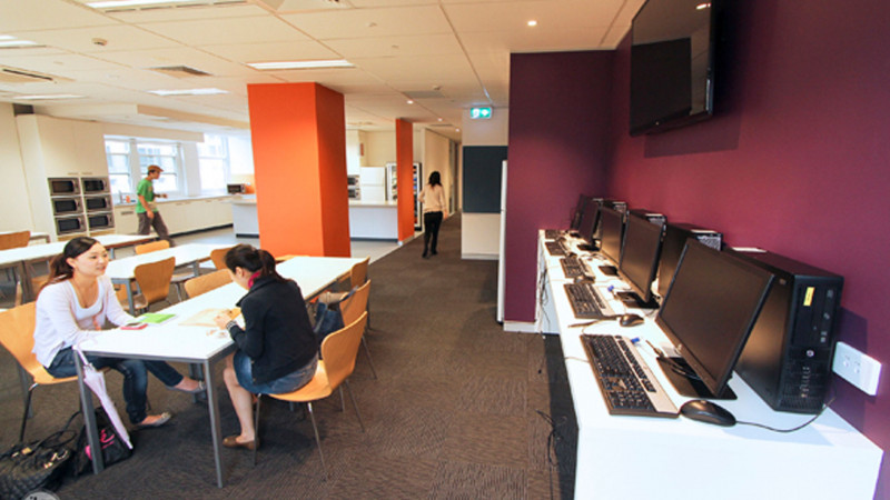 ILSC-Sydney-Estudantes-Area-Comum-e-Computadores