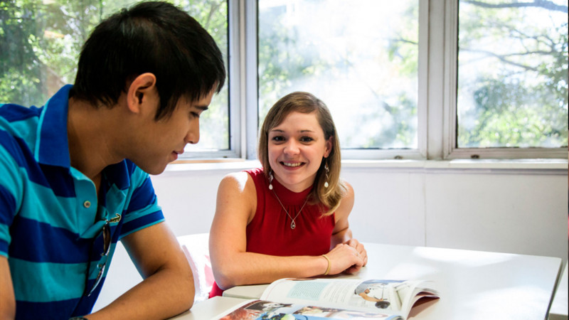 Kaplan-Brisbane-Estudante-na-sala-de-aula