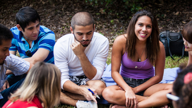 Kaplan-Brisbane-Estudantes-conversando-ao-ar-libre