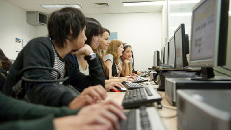 Kaplan-Perth-Estudante-no-Laboratorio-de-Informatica