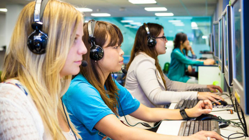 Langports-Brisbane-Estudantes-no-laboratorio-de-informatica