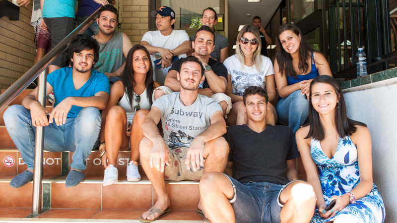 Milner-Perth-Estudantes-na-Entrada-da-Escolas