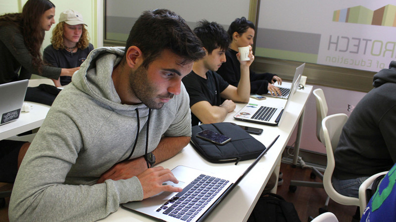 Envirotech-Gold-Coast-Estudantes-durante-Aula