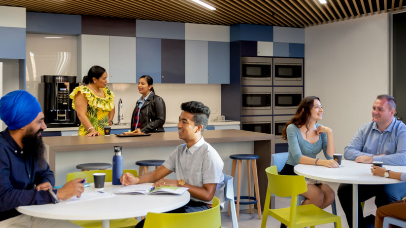 Kaplan-Business-School-Brisbane-Estudantes-na-Cozinha