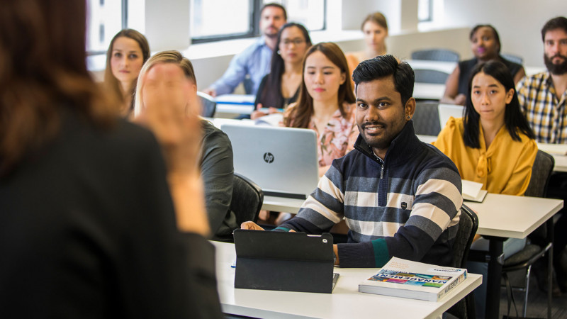 Kaplan-Business-School-Sydney-Estudantes-durante-Aula